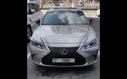 Silver Lexus ES350 2019 迪拜汽车租凭