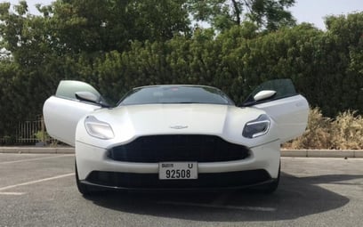 White Aston Martin DB11 2018 en alquiler en Dubai