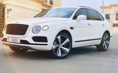 White Bentley Bentayga black edition w12 2019 à louer à Dubaï