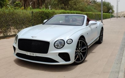 White Bentley Continental GTC 2019 zur Miete in Dubai