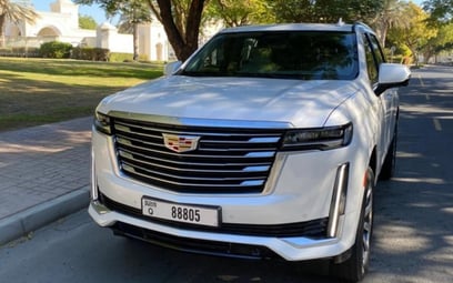 White Cadillac Escalade Platinum 2021 للإيجار في دبي