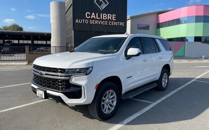 White Chevrolet Tahoe 2023 para alquiler en Dubai