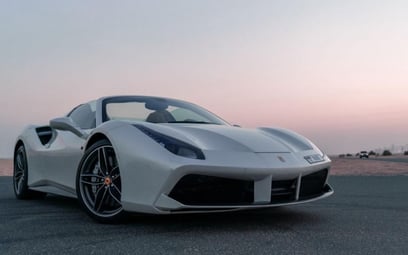 White Ferrari 488 Spyder 2018 en alquiler en Dubai
