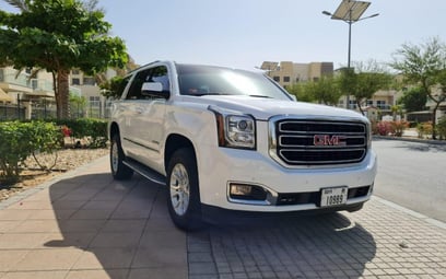 White GMC Yukon 2019 à louer à Dubaï