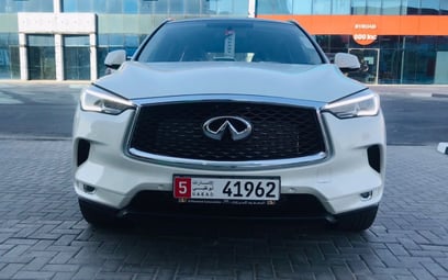 White Infiniti QX Series 2021 للإيجار في دبي