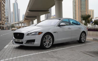 White Jaguar XF 2019 à louer à Dubaï