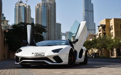 White Lamborghini Aventador S Roadster 2020 للإيجار في دبي