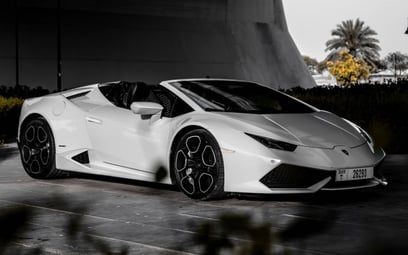 White Lamborghini Huracan Spyder 2018 迪拜汽车租凭