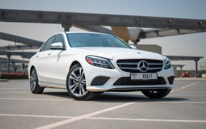 White Mercedes C300 2021 迪拜汽车租凭