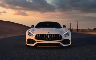 White Mercedes GTS 2019 للإيجار في دبي