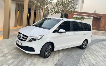 White Mercedes V Class Avantgarde 2020 para alquiler en Dubái