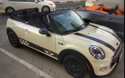 White Mini Cooper 2018 迪拜汽车租凭
