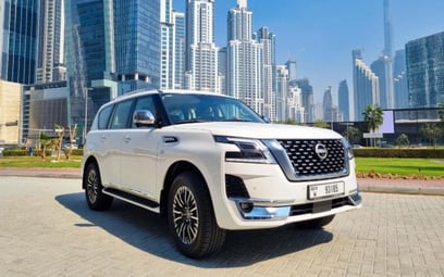 White Nissan Patrol V8 Platinum 2022 للإيجار في دبي