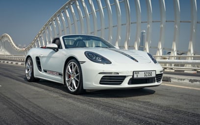 White Porsche Boxster 718 2019 para alquiler en Dubai