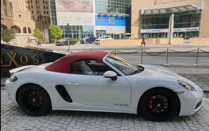 White Porsche Boxster 2021 للإيجار في دبي