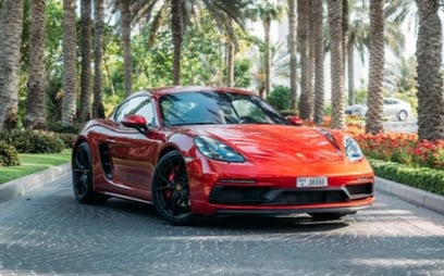 Red Porsche Cayman GTS 2021 للإيجار في دبي