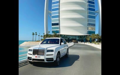 White Rolls Royce Cullinan 2020 للإيجار في دبي