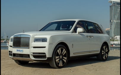 White Rolls Royce Cullinan 2020 für Miete in Dubai
