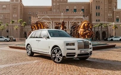 White Rolls Royce Cullinan 2022 للإيجار في دبي