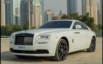 White Rolls Royce Wraith- BLACK BADGE 2020 للإيجار في دبي