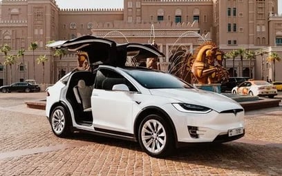 White Tesla Model X 2021 迪拜汽车租凭