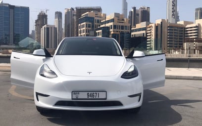 White Tesla Model Y Long Range 2022 迪拜汽车租凭