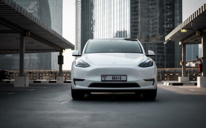 White Tesla Model Y Long Range 2022 для аренды в Дубай