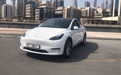 White Tesla Model Y Long Range 2022 para alquiler en Dubái