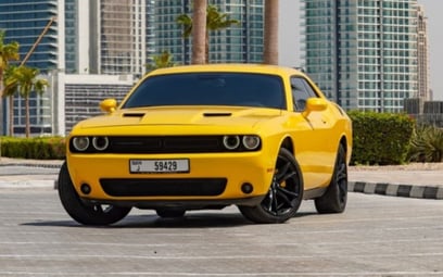 Yellow Dodge Challenger 2018 للإيجار في دبي