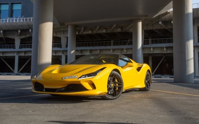 Yellow Ferrari F8 Tributo Spyder 2022 zur Miete in Dubai