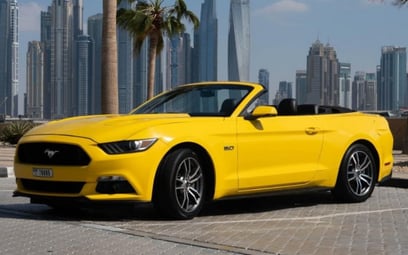 Yellow Ford Mustang GT convert. 2017 للإيجار في دبي