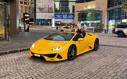 Yellow Lamborghini Evo Spyder 2022 para alquiler en Dubái
