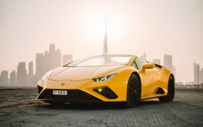 Yellow Lamborghini Evo Spyder 2022 在迪拜出租