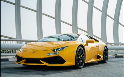 Yellow Lamborghini Huracan Coupe 2019 para alquiler en Dubái