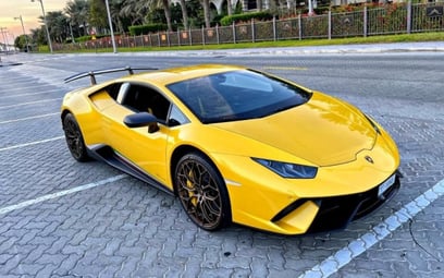 Yellow Lamborghini Huracan Performante 2018 للإيجار في دبي