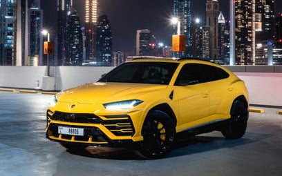Yellow Lamborghini Urus 2020 للإيجار في دبي