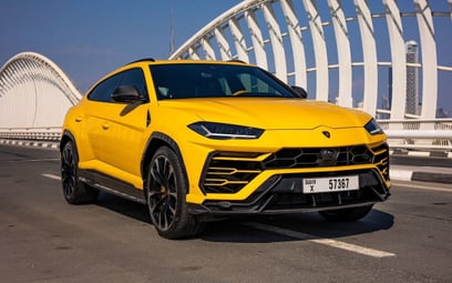 Yellow Lamborghini Urus 2021 للإيجار في دبي