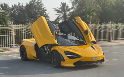 Yellow McLaren 720 S 2021 en alquiler en Dubai