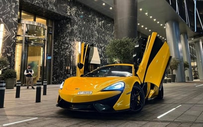 Yellow McLaren 570S 2018 للإيجار في دبي