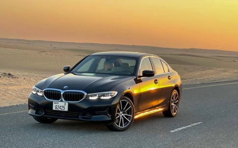 Negro BMW 3 Series, 2019 en alquiler en Dubai