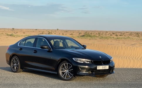 أسود BMW 3 Series, 2021 للإيجار في دبي