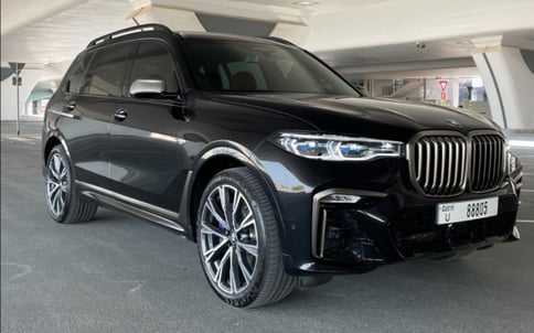 Negro BMW X7 M50i, 2021 en alquiler en Dubai