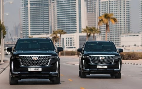 Negro Cadillac Escalade, 2021 en alquiler en Dubai