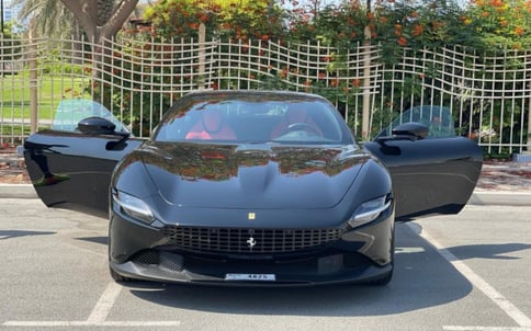 黑色 Ferrari Roma, 2021 迪拜汽车租凭