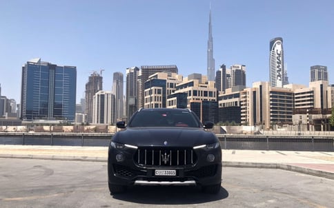 Negro Maserati Levante, 2019 en alquiler en Dubai