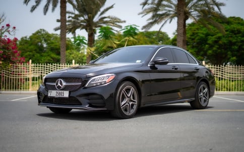 أسود Mercedes C300, 2020 للإيجار في دبي
