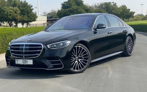 黑色 Mercedes S Class(223), 2021 迪拜汽车租凭