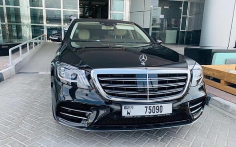 أسود Mercedes S Class, 2019 للإيجار في دبي