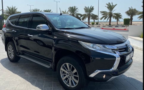 Noir Mitsubishi Montero, 2020 à louer à Dubaï