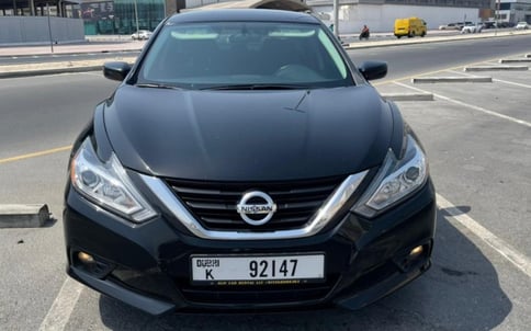 黑色 Nissan Altima, 2018 迪拜汽车租凭